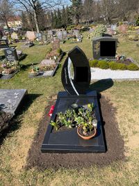 Schmuckstein auf Urnengrab